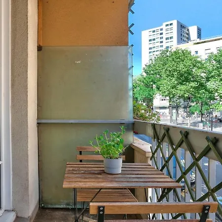 Appartement Studio Et Lumineux à Belleville Paris