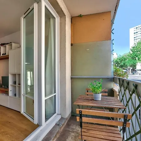 Appartement Studio Et Lumineux à Belleville Paris